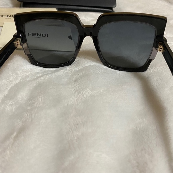 Authentic Fendi sunglasses - Picture 2 of 4